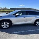 El Toyota Highlander Hybrid se destaca como una opción ideal para quienes buscan un SUV espacioso y confiable, con la ventaja adicional de un bajo consumo de combustible. Con una combinación de fiabilidad, eficiencia y diseño familiar, este modelo ha demostrado ser una opción duradera que muchos propietarios conservan durante más de 15 años. Se estima que un 7% de los propietarios de este modelo lo mantienen por más de 15 años, una cifra 1.9 veces superior al promedio de otros vehículos. Este SUV ofrece una conducción suave, amplio espacio interior y la confianza que otorga la marca Toyota, lo que lo convierte en una excelente opción para aquellos que buscan un coche de larga duración.