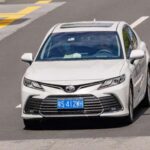 El Toyota Camry ha ganado su reputación como uno de los sedanes medianos más fiables del mercado. Este coche es el tipo de vehículo que compras cuando no quieres preocuparte por reparaciones inesperadas. Su motor de cuatro cilindros se basa en diseños probados, mientras que las transmisiones automáticas están afinadas para ofrecer longevidad, sin causar dramas. Los mecánicos aprecian la estabilidad y la sencillez de la ingeniería del Camry, lo que significa que los problemas son raros y las reparaciones son fáciles de gestionar. Con un historial de actualizaciones conservadoras y plataformas maduras, el Camry no solo es confiable, sino que también tiene piezas fácilmente disponibles, lo que reduce los costos de mantenimiento a largo plazo.