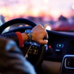 El gesture control o control gestual permite realizar acciones como contestar una llamada o cambiar la canción con simples movimientos de la mano, gracias a sensores o cámaras 3D. A primera vista, esta característica suena muy avanzada, pero resulta ser imprecisa y propensa a errores. Los sistemas a menudo malinterpretan los gestos, lo que puede generar frustración en lugar de comodidad. Si bien puede parecer impresionante en un principio, su falta de fiabilidad convierte esta característica en algo más molesto que útil.