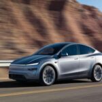 El Tesla Model Y 2025 es uno de los SUV más vendidos del mercado, pero no está exento de problemas. A pesar de su éxito comercial, ha sido objeto de críticas debido a fallos mecánicos significativos, incluidos más de 13,000 vehículos afectados por un defecto en la batería que puede causar pérdida de potencia repentina mientras se conduce. A esto se suman las quejas sobre su sistema centralizado, que depende de una sola pantalla táctil para controlar casi todos los aspectos del vehículo, desde el velocímetro hasta el clima. Si esta pantalla se congela o se apaga, puede representar un peligro para la seguridad. Estos problemas han puesto al Model Y en la lista de los SUV más problemáticos del año.