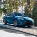 El Toyota Camry ha sido sinónimo de fiabilidad durante décadas. Con su motor de 2.5 litros de cuatro cilindros, es casi infalible, y su transmisión raramente da problemas incluso después de los 200,000 kilómetros. La clave del Camry radica en la filosofía conservadora de Toyota: no buscan la tecnología más avanzada, sino que perfeccionan lo que ya funciona.

Este enfoque simple y efectivo ha hecho del Camry una de las opciones más populares entre los conductores que buscan un vehículo sin complicaciones y con una larga vida útil. Con un mantenimiento adecuado, este sedán puede durar varias décadas sin necesidad de reparaciones costosas.