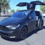 Los SUV eléctricos de lujo como el Tesla Model X y el Audi e-tron se venden a precios elevados bajo la promesa de tecnología de vanguardia, sostenibilidad y prestigio. Sin embargo, muchos compradores sienten que el precio premium no se refleja en la calidad interior ni en la experiencia de conducción general. Aunque ambos modelos cuentan con un gran alcance en el papel, las preocupaciones sobre la autonomía real y la infraestructura de carga son constantes. Para muchos, estos vehículos de lujo pueden parecer más aspiracionales que prácticos para el uso diario, lo que hace que su valor sea discutible.