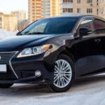 El Lexus ES 2018 es un automóvil que ha obtenido una calificación de fiabilidad de 90 sobre 100. Este modelo, disponible por aproximadamente $23,000, no solo ofrece la confiabilidad característica de la marca Lexus, sino que también se destaca por su comodidad y características de seguridad avanzadas. La calidad de construcción y el lujo del ES hacen que sea un vehículo muy apreciado por sus dueños. Además, mantiene su valor con el tiempo, lo que lo convierte en una opción inteligente para quienes buscan un coche que ofrezca calidad y una buena reventa cuando llegue el momento de cambiarlo. Si buscas un automóvil de lujo que combine fiabilidad y confort, el Lexus ES es una opción que no te defraudará.