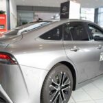 El Toyota Mirai 2023, un sedán impulsado por hidrógeno, se enfrenta a una depreciación masiva de un 78% en los próximos cuatro años, según datos de CarEdge. A pesar de ser un coche de tecnología avanzada, el Mirai enfrenta una gran desventaja: la infraestructura de estaciones de hidrógeno es muy limitada, lo que lo convierte en una compra arriesgada. Los consumidores se muestran escépticos sobre el futuro de esta tecnología y la falta de estaciones de recarga hace que este coche, aunque innovador, pierda rápidamente su valor.