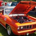 El Plymouth Hemi 'Cuda 1971 combinaba el chasis E-body con el motor 426 Hemi, logrando cuartos de milla en los bajos 13 segundos cuando se conducía bien. La producción fue extremadamente limitada, con apenas unos cientos de unidades, convirtiéndolo en un muscle car estadounidense codiciado por coleccionistas.