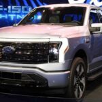 El Ford F-150 Lightning ha revolucionado el mundo de las pickups con su tren motriz totalmente eléctrico. Con hasta 300 millas de autonomía con una sola carga, combina rendimiento y sostenibilidad.

Incluye tecnología avanzada como el sistema de infoentretenimiento SYNC 4A y asistencias al conductor. Además, puede servir como fuente de energía de respaldo para el hogar gracias a su función Intelligent Backup Power. Su precio inicial accesible hace que muchos se animen a dar el salto a esta innovadora camioneta.