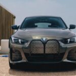 BMW se ha ganado una reputación por su ingeniería de alta calidad y su enfoque en la fiabilidad, y esto se refleja en sus modelos eléctricos como el BMW i4 y BMW i5. Según Consumer Reports, estos modelos han recibido algunas de las puntuaciones más altas de fiabilidad entre los vehículos eléctricos de lujo, especialmente en sus versiones 2025 y 2026. El BMW i4 ha sido alabado por su rendimiento, con una de las mejores puntuaciones de fiabilidad en la categoría, aunque algunos propietarios han señalado pequeños problemas con la tapa del cargador. Por su parte, el BMW i5 también ha mostrado un rendimiento similar, y si bien ha tenido algunos inconvenientes menores con los botones del volante, su fiabilidad general sigue siendo una de las mejores en el mercado eléctrico.