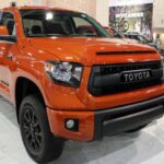 La Chevrolet Silverado 1500 aparece de forma recurrente en rankings de longevidad, especialmente en unidades fabricadas entre 2012 y 2018 que superan ampliamente los 240.000 km manteniendo su capacidad de trabajo. Sus motores V8 de diseño probado y la disponibilidad masiva de piezas ayudan a contener costes cuando el kilometraje se dispara. Si necesitas caja amplia, buena capacidad de remolque y un vehículo que pueda quedarse en la familia durante más de una década, la Silverado 1500 es una apuesta financieramente sensata y mecánicamente resistente.