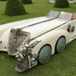 El Bugatti Type 57SC Atlantic está considerado por muchos expertos como el coche clásico más raro y valioso del planeta. Diseñado sobre el chasis 57S, bajo, ligero y con una silueta aerodinámica adelantada a su tiempo, solo se fabricaron cuatro unidades entre 1936 y 1938. Uno de ellos permanece desaparecido y otro fue valorado en cifras cercanas a los 114 millones de dólares, lo que lo convierte en una pieza casi mitológica. En términos históricos, supuso el embrión conceptual de lo que hoy llamaríamos superdeportivo, décadas antes de que la Fórmula 1 consolidara la obsesión por la ligereza y la eficiencia aerodinámica.