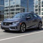 El Honda Civic vuelve a situarse entre los mejores de 2026 gracias a su reputación de fiabilidad y bajo coste de mantenimiento. En el uso cotidiano, destaca por su suavidad mecánica, consumos contenidos y una calidad de construcción que soporta bien el paso de los años. Puede que no sea el modelo más llamativo del aparcamiento, pero su consistencia mecánica y su excelente relación calidad-precio lo convierten en uno de los compactos más recomendables del mercado, especialmente para quienes buscan tranquilidad a largo plazo.