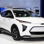 El Chevrolet Bolt EV ha sido una de las propuestas eléctricas más comentadas de la marca, pero su reputación se vio gravemente afectada por los recalls masivos de 2021 debido a riesgos de incendio en las baterías. Aunque el Bolt ha sido reevaluado y los problemas de la batería se han solucionado en muchos de los vehículos afectados, la marca sigue lidiando con los efectos de ese escándalo. Además, el precio reducido del Bolt puede atraer a algunos compradores, pero si decides optar por uno de estos, asegúrate de que todas las reparaciones hayan sido realizadas correctamente. En algunos casos, un Nissan Leaf podría ser una opción más segura por el mismo precio.