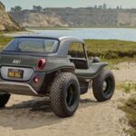 El Meyers Manx original de los años 60 es el padre de los beach buggies. Mientras aquel kit car clásico se basaba en el Beetle, esta versión moderna utiliza baterías y motores eléctricos.

En diseño, mantiene una clara relación con el original. Podría haberse vuelto demasiado futurista, pero conservaron el estilo retro. El Manx 2.0 cuenta con dos motores eléctricos que impulsan las ruedas traseras, con una potencia total de poco más de 200 hp. Inicialmente se hablaba de autonomías de 150 millas con batería de 20 kWh y 300 millas con una de 40 kWh, aunque actualmente se declara un alcance de hasta 125 millas según la configuración.