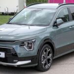 El Kia Niro ha ganado popularidad como un coche urbano eficiente, especialmente por su versión híbrida. Sin embargo, al buscar uno de segunda mano, es importante tener en cuenta los problemas recurrentes de fugas de aceite y combustible. Además, los fallos en la bomba de combustible son una queja común entre los propietarios. Estos problemas pueden generar reparaciones costosas a largo plazo, por lo que no es la opción más segura si estás buscando un coche usado confiable.