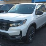 Con un precio base cercano a los $40,000, la Honda Ridgeline es uno de los vehículos más sobrevalorados del mercado. Aunque se presenta como una opción más versátil en comparación con las camionetas tradicionales, su capacidad de remolque es la mitad de la de modelos como la Ford F-150 o la Toyota Tundra. Por el mismo precio, puedes optar por modelos de mayor rendimiento y características, como el Toyota Tacoma o incluso dos Ford Mavericks. Además, la Ridgeline presenta un interior anticuado y un sistema de infoentretenimiento poco atractivo. Si buscas un vehículo funcional y de calidad, este modelo no es la mejor opción.