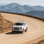 La Toyota 4Runner siempre ha sido sinónimo de durabilidad y resistencia. Es un vehículo que se siente preparado para enfrentar cualquier terreno, aunque su vida diaria transcurra mayormente en suburbios. Su confiabilidad está garantizada, pero su diseño y características dejan una sensación ambigua entre lo moderno y lo tradicional.

Con una capacidad para cinco personas y un interior cómodo, la 4Runner se posiciona como un vehículo confiable pero con ciertas dudas sobre su eficiencia de combustible y si está lo suficientemente modernizada para la demanda actual. Es un SUV que destaca por su fortaleza, aunque puede que algunos conductores se cuestionen su eficiencia en comparación con modelos más recientes.
