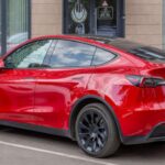 Los SUVs eléctricos están en el centro del cambio automotriz. Modelos como el Tesla Model Y y el Ford Mustang Mach‑E combinan autonomía competitiva, tecnología avanzada y espacio familiar. Incentivos estatales y más puntos de carga impulsan la demanda.