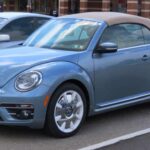 El Volkswagen Beetle pasó de ser un auto popular a un ícono global. Su diseño inconfundible, su mecánica simple y su vínculo con la cultura de los años 60 lo transformaron en uno de los clásicos más reconocidos del mundo.