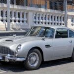 El DB5 es, para muchos, el Aston Martin definitivo. Su fama explotó gracias a su aparición en el universo de James Bond, pero su valor va mucho más allá del cine. Con su motor seis cilindros de 4.0 litros y su carrocería de aluminio hecha a mano, marcó el estándar estético de la marca. Es elegancia pura sobre ruedas, un clásico que definió una era.