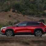 El Toyota Corolla Cross se sitúa en el puesto #3 de 16 SUV subcompactos, con precios entre 25.035 y 33.430 dólares. Equipa un motor 2.0 de cuatro cilindros y 169 CV asociado a una CVT, con tracción delantera o total. En pruebas logró 28 mpg de consumo combinado, una cifra correcta para su categoría. No destaca por aceleración —se percibe algo lento y ruidoso al exigirle—, pero ofrece mandos sencillos, una segunda fila amplia y la tradicional reputación mecánica de Toyota.