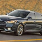 El Cadenza fue uno de los sedanes más infravalorados de Kia. Ofrecía interior amplio, buen nivel de lujo y un V6 3.3 potente y suave, con caja automática de ocho marchas. Nunca logró grandes ventas y fue discontinuado en 2020, pero como usado es una opción muy sólida. Según iSeeCars, alcanza un puntaje de confiabilidad de 7,4/10.