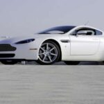 Uno de los deportivos más elegantes jamás diseñados. Las primeras unidades ya bajaron de los USD 40.000 y ofrecen motores V8 4.3 o 4.7 litros, interiores artesanales y un estilo británico inconfundible. Eso sí, el mantenimiento sigue siendo el de un auto exótico.