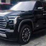 El Toyota Sequoia es conocido por su robustez y durabilidad, siendo una de las opciones más confiables en el segmento de SUVs grandes. Con un motor V8 de 5.7 litros, ofrece una potencia excepcional para afrontar cualquier tipo de terreno y demanda diaria. Su interior espacioso permite que hasta ocho personas viajen cómodamente, lo que lo convierte en una opción ideal para familias numerosas. La construcción sólida y su capacidad de remolque aseguran que el Sequoia siga siendo una opción viable y confiable durante muchos años.