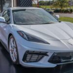 Con su motor V8 central y líneas agresivas, el Corvette C8 ofrece una experiencia de supercoche al alcance de un presupuesto razonable. Cada vez que se abre el capó trasero, el motor atrae todas las miradas y los clics de cámara.