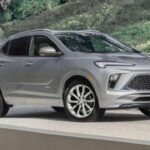 El Buick Encore GX es un SUV subcompacto que combina un diseño atractivo, manejo sólido y una plataforma duradera sin complicar a los conductores con tecnologías excesivas. Su simplicidad es su principal fortaleza, lo que lo convierte en uno de los SUV más fiables que puedes comprar. Con un precio que oscila entre los $26,000 y $33,100, el Encore GX ofrece una experiencia de conducción sin complicaciones y con la fiabilidad que cualquier propietario apreciará. Su calificación en Edmunds es de 7.9/10, reflejando su sólida reputación en el mercado.