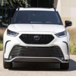 Toyota ha hecho algunos ajustes en el modelo 2025 del Highlander, como la introducción de una nueva versión híbrida 25th Anniversary, que destaca por su tapicería de portobello y detalles exclusivos. Además, ahora todos los modelos híbridos vienen con opción de tracción total, una característica que antes solo estaba disponible en versiones convencionales. Aunque las opciones mecánicas siguen siendo las mismas que en el modelo anterior, estas pequeñas actualizaciones brindan más opciones a los compradores.