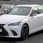 El Lexus ES ha sido uno de los favoritos en el segmento de lujo, pero a menudo se ve opacado por sus rivales europeos. Este sedán de lujo ofrece una experiencia de conducción refinada y un interior silencioso y cómodo. Su fiabilidad, heredada de Toyota, lo convierte en una opción atractiva para quienes buscan un coche lujoso sin los costos elevados de mantenimiento de las marcas tradicionales de lujo. Si deseas un lujo sin complicaciones, el Lexus ES es una excelente elección.