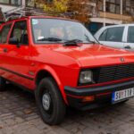 Cualquier coche con el emblema Yugo se ganó su pésima reputación. Con solo 55 CV, una fiabilidad muy cuestionable y graves carencias en seguridad, fue ampliamente considerado uno de los peores coches vendidos en Estados Unidos. Era barato, pero lento, frágil y mal adaptado al mercado, lo que acabó hundiendo a la marca.