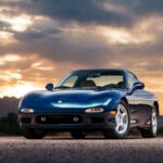 El RX-7 de tercera generación ofrecía una de las experiencias manuales más intensas de la década. Su motor rotativo biturbo y su cambio de cinco marchas exigían implicación constante. La palanca era directa, precisa y resistente, ideal para exprimir un motor que despertaba de verdad a altas revoluciones.