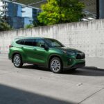 La Highlander es uno de esos SUV que se deprecian menos que el promedio. Según estimaciones de mercado, conserva alrededor del 52 % de su valor tras cinco años. No es un caso aislado dentro de Toyota, pero sí un punto fuerte frente a muchos rivales, especialmente para quienes piensan revenderla más adelante.