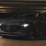 Mazda ha logrado posicionarse como una marca que combina la eficiencia, estética y fiabilidad, lo que la convierte en una opción atractiva tanto para compradores nuevos como para quienes buscan un coche de segunda mano. Modelos como el Mazda3 mantienen un valor alto gracias a su durabilidad, bajo costo de mantenimiento y la creciente demanda de vehículos de la marca. Mazda ha demostrado que los coches económicos pueden ser una gran inversión a largo plazo.