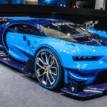Presentado en 2015, el Bugatti Vision Gran Turismo fue creado para el famoso videojuego y como homenaje a los éxitos de la marca en Le Mans. Su diseño agresivo y aerodinámico anticipó muchas líneas del Chiron, con un enfoque claramente orientado a pista y rendimiento extremo.