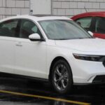 El Honda Accord es otro de los grandes favoritos cuando se habla de fiabilidad a largo plazo. Con un costo de mantenimiento bajo y una excelente eficiencia de combustible, el Accord es una opción sobresaliente para quienes buscan un sedán confiable que no requiera demasiados gastos de operación. Además, la combinación de tecnología avanzada y una conducción agradable hacen que el Accord siga siendo una elección popular. Si quieres un coche que te ofrezca tranquilidad a largo plazo, el Accord es una excelente opción.