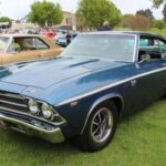 Presentado en 1965, el Chevelle SS 396 se consolidó rápidamente como uno de los muscle cars más completos. Su V8 de 396 pulgadas cúbicas entregaba hasta 375 CV, ofreciendo prestaciones contundentes tanto en carretera como en pista.

Su estética musculosa, combinada con un interior bien resuelto, lo convirtió en uno de los modelos más deseados de la época. Hoy sigue siendo una pieza clave para cualquier coleccionista.