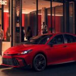 El Toyota Camry Híbrido 2026 sigue siendo una de las opciones más confiables para quienes buscan un sedán mediano con una excelente economía de combustible. Con un rendimiento de hasta 48 mpg, este modelo mantiene la reputación de Toyota por ofrecer vehículos de bajo mantenimiento y alta durabilidad. El Camry Híbrido tiene un motor de 4 cilindros que produce entre 225 y 232 caballos de fuerza, lo que le permite acelerar de 0 a 60 mph en 7.7 segundos, sin perder la suavidad en la conducción. Este sedán es ideal para quienes buscan fiabilidad, confort y eficiencia sin renunciar a un buen rendimiento.