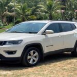 Aunque lleva el nombre Jeep, el Compass no transmite ni dinamismo ni carácter off-road real. El motor se siente falto de energía y la puesta a punto del chasis no acompaña. Promete más de lo que entrega cuando se lo exige al volante.