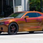 Ambos representan la esencia del muscle car: potencia, presencia y carácter. No buscan sutileza ni refinamiento, sino provocar sensaciones. Autos que convierten cualquier trayecto en un evento.