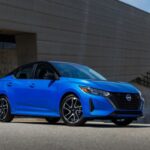 El Nissan Sentra 2025 sobresale por su excelente puntuación en calidad y fiabilidad, con 88/100 según evaluaciones especializadas, situándose entre los mejores coches pequeños actuales. Su motor 2.0 atmosférico de 149 CV prioriza eficiencia —34 MPG combinados— y bajo coste de mantenimiento, una fórmula clásica que recuerda a los principios de ingeniería sencilla que también marcan la diferencia en categorías como la Fórmula 1 cuando la fiabilidad decide resultados. Su diseño renovado y precio competitivo lo convierten en una alternativa racional frente a SUV más caros.