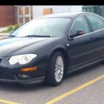 Chrysler lleva años sin definir con claridad qué representa dentro del mercado estadounidense, quedando atrapada entre el enfoque deportivo de Dodge y el dominio SUV de Jeep. ¿Es una marca premium accesible? ¿Una opción familiar asequible? La falta de una narrativa clara ha debilitado su conexión emocional con los conductores. Mientras otras firmas construyen comunidades fieles en torno a su ADN —como ocurre con Toyota o Ford en ciertos segmentos— Chrysler parece moverse sin rumbo definido, lo que dificulta generar lealtad de marca.