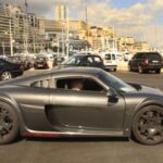 El Noble M600 se lanzó en 2011 con la intención de rivalizar con leyendas como el Ferrari F40 o el McLaren F1. Solo se fabricaron 30 unidades de este coche, lo que lo convierte en un vehículo extremadamente raro. Con un motor V8 de 4.4 litros y dos turbos que producen 650 caballos de fuerza, este coche acelera de 0 a 100 km/h en tres segundos. Su falta de ayudas electrónicas como ABS y control de estabilidad lo hace apto solo para conductores experimentados.