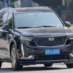 El Cadillac XT6, un SUV de tres filas que ofrecía lujo a un precio más accesible que el Escalade, también está en su última etapa. Este modelo es una de las víctimas del enfoque de Cadillac hacia la electrificación y la simplificación de su gama, dejando menos opciones en el mercado de SUVs de lujo medianos. Para aquellos que preferían un Cadillac sin la ostentación del Escalade, la desaparición del XT6 deja un vacío en el mercado. Los compradores interesados en su tamaño y configuraciones deberán explorar opciones de segunda mano o esperar los futuros lanzamientos de la marca.