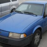 El Chevrolet Cavalier fue un coche económico y accesible que ganó una popularidad masiva durante los años 80 y 90. Con versiones que iban desde convertibles hasta modelos station wagon, el Cavalier estaba disponible en todas las formas posibles. Su atractivo se extendió más allá de Estados Unidos, con una versión que se vendió en Japón bajo el nombre de Toyota Cavalier, lo que demostraba la amplitud de su appeal global. Aunque el Cavalier ya no es tan recordado, fue un símbolo de practicidad y accesibilidad en su época.