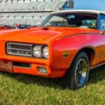 El Pontiac GTO Judge Special Edition de 1969 es uno de los coches más emblemáticos de la era de los muscle cars. Con su potente motor V8 y un diseño distintivo que incluía las decoraciones “The Judge” y opciones de colores llamativos, este modelo representó lo mejor de la potencia americana. Con el paso del tiempo, la edición especial se ha vuelto cada vez más escasa, y su estatus icónico la convierte en una pieza de colección altamente cotizada, lo que ha incrementado su valor considerablemente en el mercado.