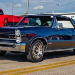 A comienzos de los años 60, la guerra de cilindrada estaba en pleno auge. Pontiac aumentó el diámetro del Tempest-A y creó el 389, producido entre 1959 y 1966.

Este motor acompañó la transformación de Pontiac en protagonista del muscle car. Aunque estuvo presente en modelos familiares, brilló especialmente en el GTO. Con el famoso sistema Tri-Power, llegó a entregar hasta 345 hp y dio nacimiento a una leyenda.