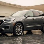 El Buick Enclave ST puede parecer elegante a simple vista, pero la realidad es que no ofrece la experiencia de lujo que muchos esperan. Su plataforma es compartida con el Chevrolet Traverse, un SUV más básico y accesible, pero el Enclave intenta venderse como un modelo deportivo que no cumple con las expectativas. La conducción es aburrida y carece de los refinamientos que un vehículo de lujo debería ofrecer. A pesar de su apariencia atractiva, la experiencia de conducción resulta insatisfactoria, dejando a los propietarios preguntándose si realmente hicieron una buena compra.