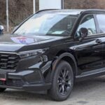 El Honda CR-V es un crossover que los mecánicos a menudo eligen para su propio uso, y no es de extrañar. Conocido por su fiabilidad, el CR-V es una excelente opción si buscas un vehículo que pueda durar más de una década. Los mecánicos destacan su motor y sistemas de tracción en las cuatro ruedas, los cuales comparte con otros modelos de Honda, lo que facilita los diagnósticos y las reparaciones. Gracias a su estructura robusta y su confiabilidad probada, el CR-V se convierte en una opción ideal para aquellos que buscan un coche familiar que pueda enfrentarse a condiciones meteorológicas adversas y carreteras difíciles sin sentirse frágil.