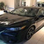 El Toyota Camry Hybrid es el sedán de referencia cuando se habla de fiabilidad y eficiencia. Este modelo ha sido aclamado por sus bajos costos de mantenimiento, su confort y su impresionante economía de combustible. Muchos propietarios aseguran que su Camry Hybrid les ha servido sin problemas durante más de 15 años, y es uno de esos coches que simplemente no se estropea. Su gran valor de reventa y la fiabilidad general de Toyota lo convierten en una elección que vale la pena conservar a largo plazo. Los propietarios que eligen el Camry Hybrid, en su mayoría, lo hacen por la paz mental que les da la fiabilidad de este modelo.